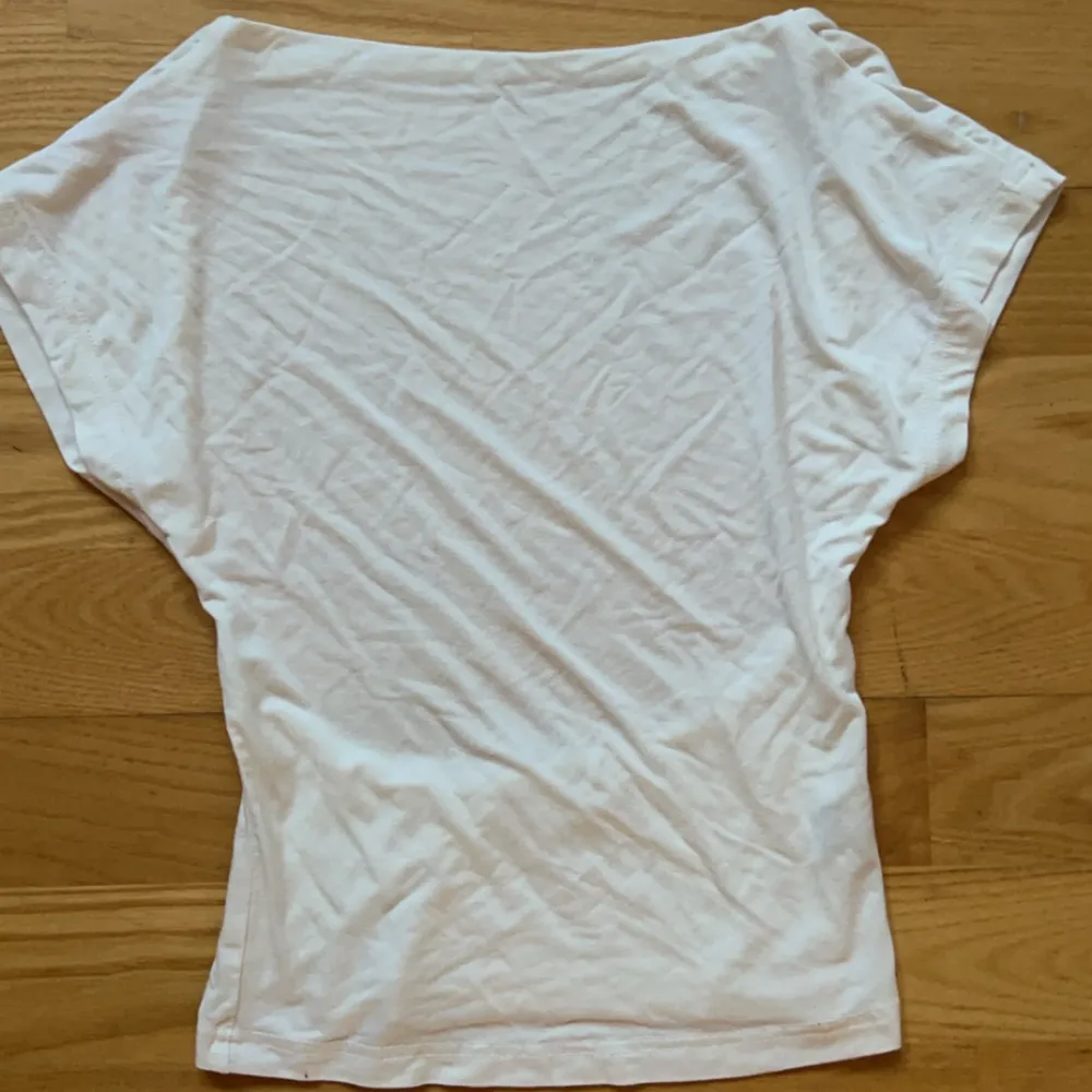 Trendig backless top aldrig använd (stryker innan jag postar). T-shirts.