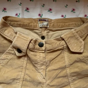 Mid rise cargobyxor  - Assnygga velour/valvet cargobyxor secondhand från Australien! Jättesöta detaljer med  få defekter, står ingen storlek på men antar xxs-s.