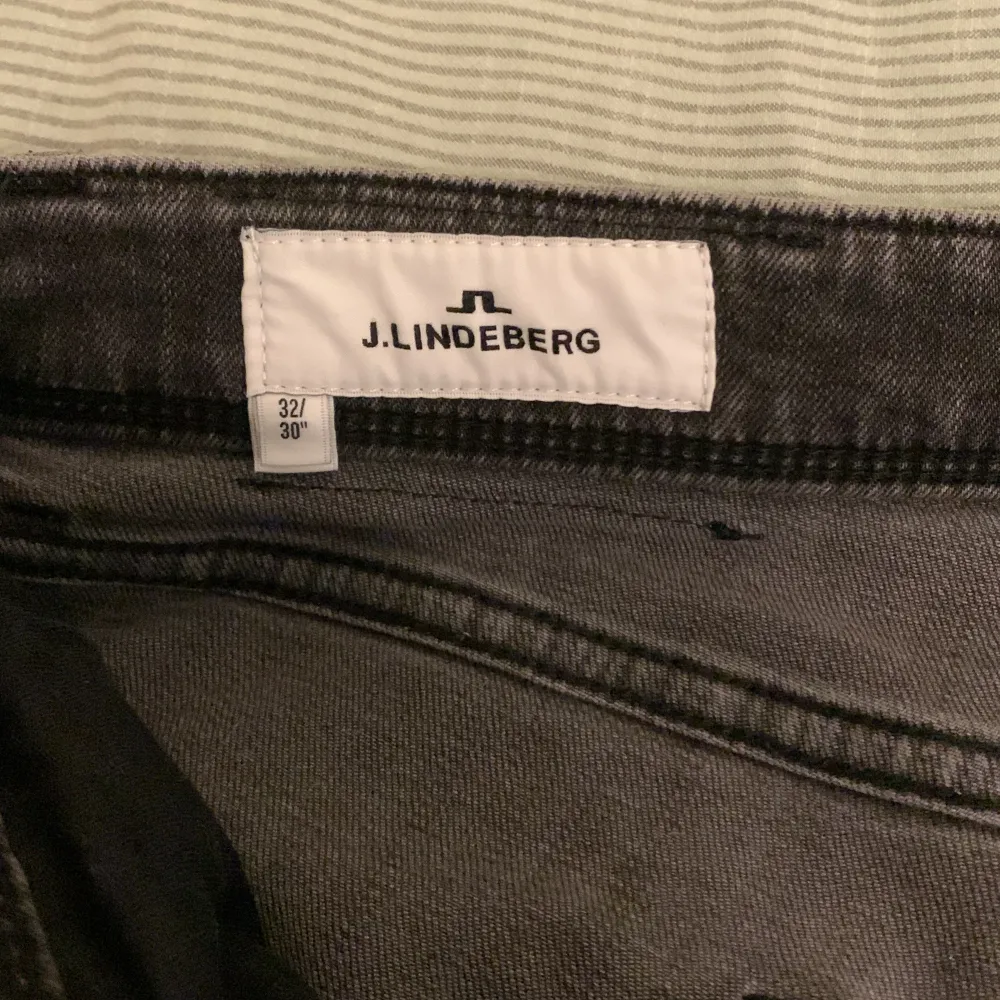 Hej jag säljer mina J.Lindeberg för att jag har byt stil, dom är i bra skick och säljs för ett bra pris. . Jeans & Byxor.