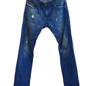 DIESEL ”belther” jeans  - Säljer nu ett par diesel ”belther” jeans, i fint skick. Med fin tvätt och slitningar på byxorna.  Storleken är W31/L32( kom privat för mer exakta mått) Priset är inte hugget i sten, kom privat för fler frågor osv  MVH