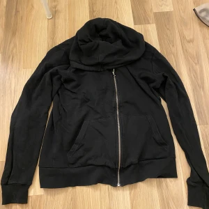 Hoodie - Kommer inte till använd så säljer den 