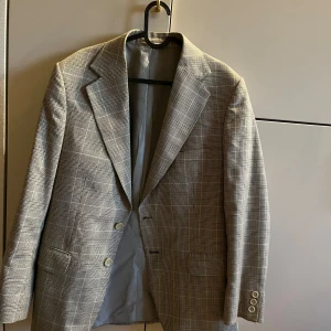 Rutig kavaj - Kavaj köpt second hand, sitter lite oversize på mig som är 180 storlek M/L på jackor. 