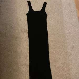 Långklänning  - Lång ribbad klänning från H&M som inte kommer till användning, nyskick då lappen sitter kvar. 