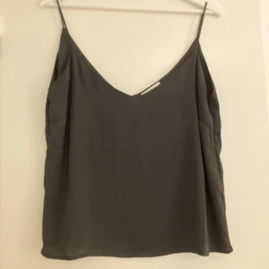 Svårt linne - Svart linne från moss copenhagen. Mycket fint tyg. Storlek M. 