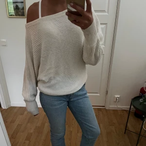 Långärmad vit tröja från NK - En fin långärmad vit tröja från NK. Den är i storlek M men på mig som har storlek S passar den bra.