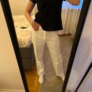 Vita raka jeans från 2NDDAY. Högmidjade i storlek 25, passar mig som är 162 cm bra längdmässigt.