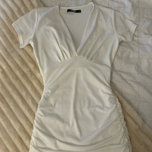 Vit klänning  - Så fin klänning från bikbok som inte kommer till användning💞