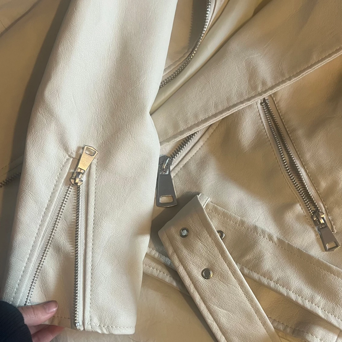 Beige/vit skinnjacka  - 90