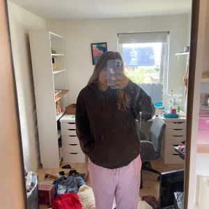 Hoodie - Säljer denna jätte fina hoodie från weekday, den är köpt för 600 kr, säljer för att färgen inte passar mig. Skriv för fler bilder och eventuella imperfektioner. Går att pruta, använd köp nu, köpare står för frakt.
