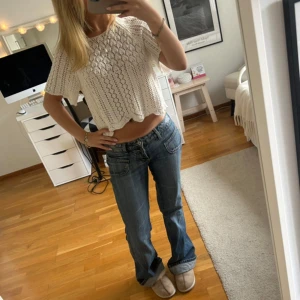 Stickad spets tröja!! - Gullig stickad spets topp från Only! Har klippt av ärmarna till kortärmat men det är inget som fransar upp sig eller som man lägger märke till direkt☺️fin att ha ett linne under också!! Tar inga fler bilder!! Använd gärna ”köp nu”!💘