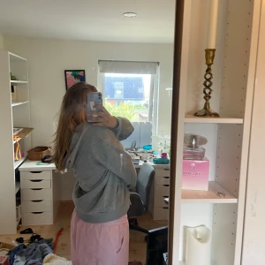  Sip up hoodie - Säljer denna jätte fina koftan. Den är köpt på nätet för 200, säljer pågrund av att den inte används. Skriv för fler bilder och eventuella imperfektioner. Går att pruta, använd köp nu, köpare står för frakt.