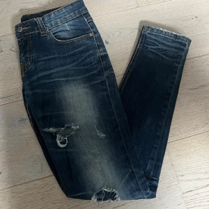 Nudie Ripped jeans - Nudie ripped jeans i bra skick, knappt använda. Dom är i slim fitt och har storleken 30/33 Nypris: 1100kr Mitt pris: 500kr