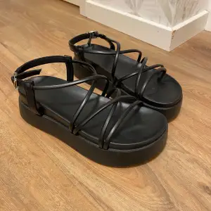 söta svarta sandaler från shein :-) bara använda typ en gång, nypris 290kr