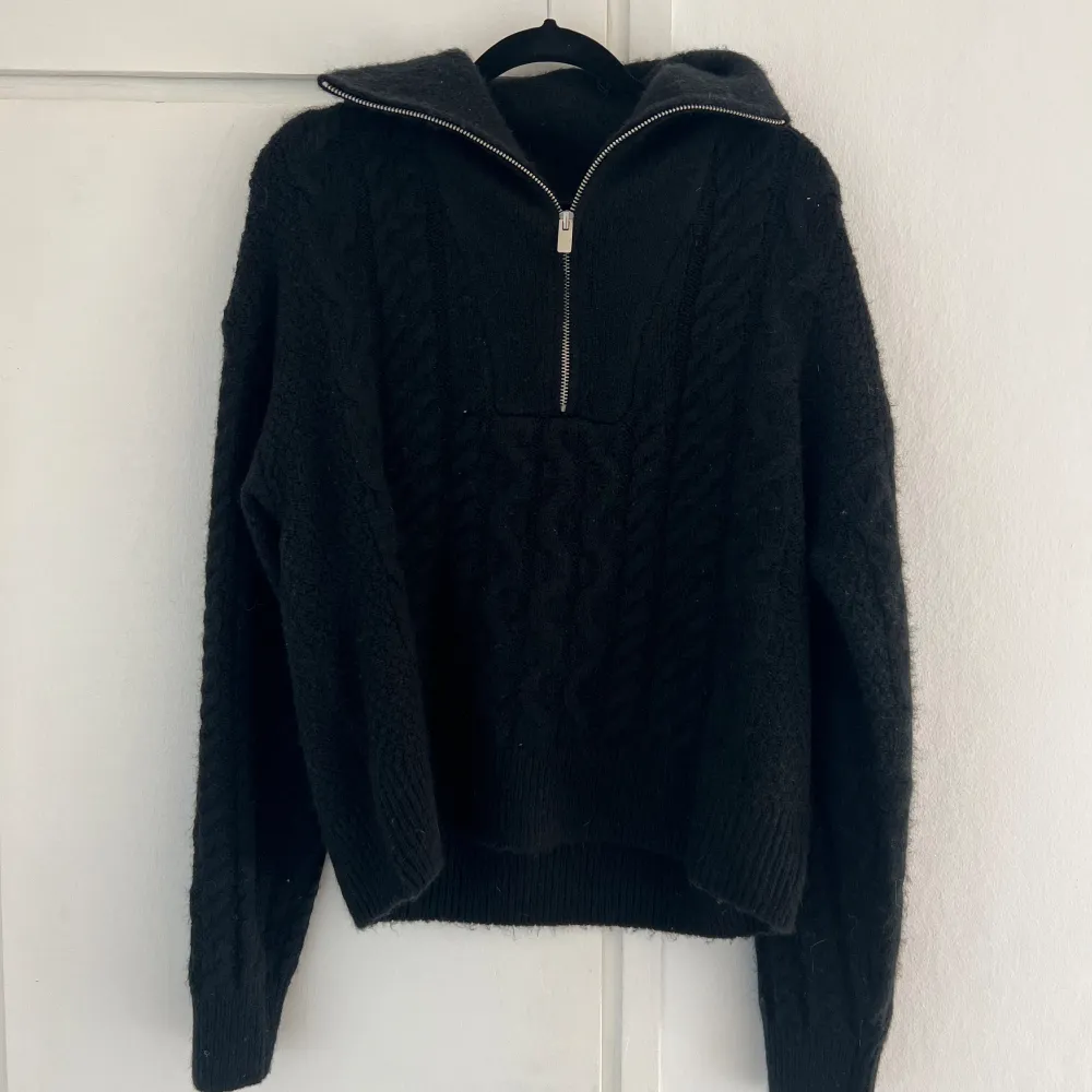 Superfin svart stickad tröja från Bikbok i storlek S💫🥰 Dragkedja upptill och kabelstickad mönster på🤍🤍 . Tröjor & Koftor.