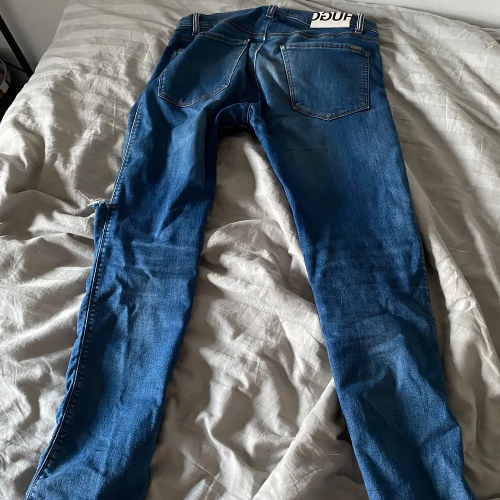 Hugo boss jeans i bra skick. 32/32 coolt hål över knät. Svinbra inför vår/sommar. Jeans & Byxor.