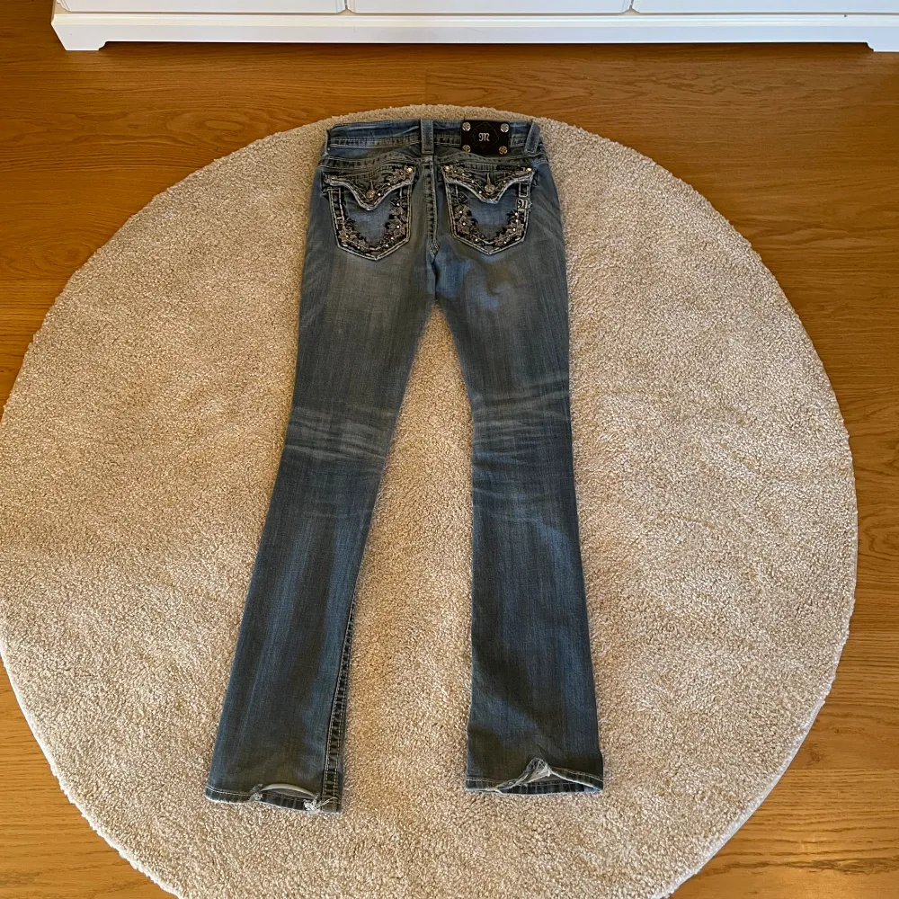 Super coola miss me jeans! Bootcut och lågmidjade, dom är rätt slitna men fortfarande i okej skick! Midjemått: 34cm, innerben: 83cm, ytterben: 102cm, kom privat vid frågor! Använd gärna köp nu🫶. Jeans & Byxor.