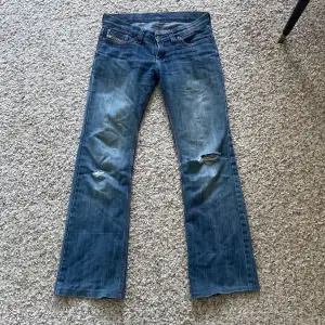Säljer dessa snygga jeans från märket Diesel. De är lite slitna/hål på knäna(bild 1)🩷. Midjemåttet rakt över:36cm + lite stretch. Innerbenslängd:74cm. Skriv för fler frågor❤️(använd gärna instabox)💕Pris kan diskuteras🩷