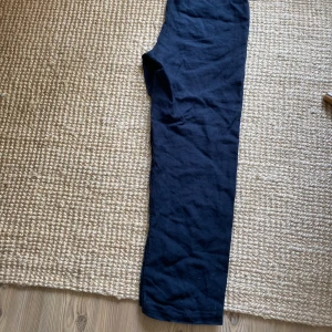 linnebyxor från a day’s march - ett par mörkblåa linne byxor från A day’s march i storlek 46. Bra skick och sparsamt använda. Nypris 1400