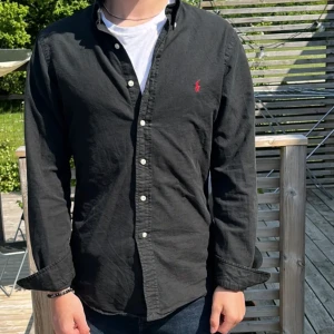 Ralph Lauren skjorta - Säljer nu min fina ralph lauren skjorta i storlek S.  Passar även M