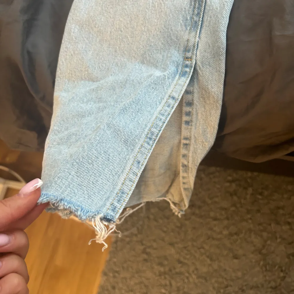 Jättefina och långa jeans med slits, har tyvärr växt ur så måste sälja🩷. Jeans & Byxor.