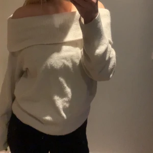 stickad off shoulder tröja - Mjuk och skön stickad off shoulder tröja i fint skick🫶🏼