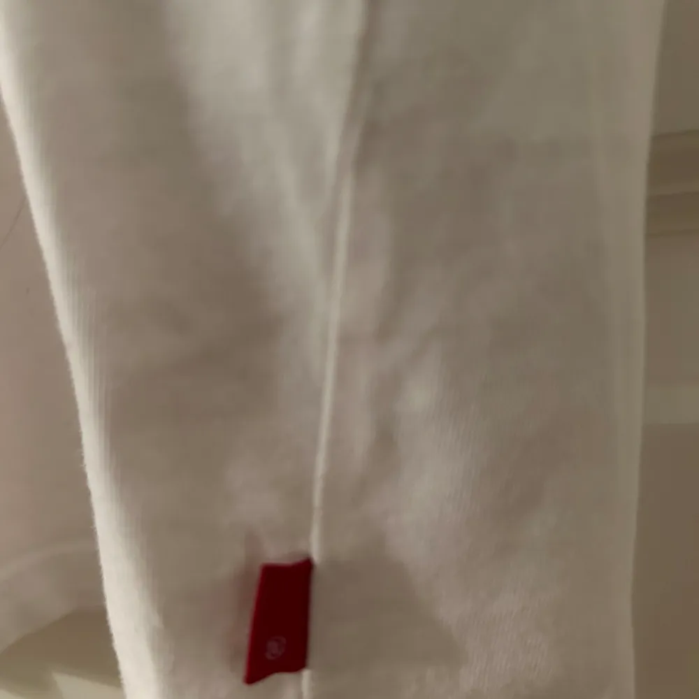 Kortärmad tröja från Levis. Klassiska vita med rött tryck. Strl. XS Pris 100 kr. T-shirts.