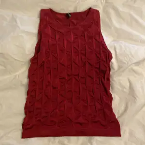 Fint rött linne som aldrig kommer till användning