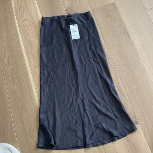 Satin kjol zara - Helt ny satinkjol från zara med lappar kvar. 
