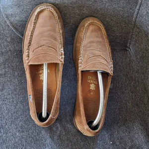 Polo Ralph Lauren loafers - Jättesnygga loafers i mocka. Använda men i mycket gott skick, lädersula. Åter moderna och trendiga, perfekt till sommarer utan strumpor. Äkta Ralph Lauren med toppen kvalitet. Storlek 42, normal i storleken.
