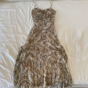 Långklänning paisleymönster vintage  - 100% silke! Storlek 40 men tycker den passar mer som 36/38. Så fina detaljer med pärlor! 