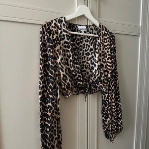 Ganni topp - Ganni topp i leo print. I fint skick. Inga anmärkningar.