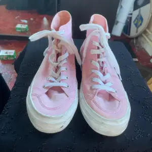 Fina rosa converse liknande skor. Har en del smutsmärken på sidorna av sulorna från avnändning. 