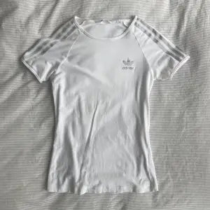 Unik Adidas t shirt med silver detaljer 😻 storlek 36 med slimmad passform (passar xs-s) 🩷 den kommer inte till användning men jag älskar den så jag säljer bara vid ett bra pris 💕