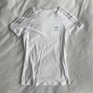 Adidas t shirt  - Unik Adidas t shirt med silver detaljer 😻 storlek 36 med slimmad passform (passar xs-s) 🩷 den kommer inte till användning men jag älskar den så jag säljer bara vid ett bra pris 💕