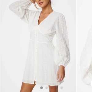 Vit klänning   - Perfekt till studenten eller liknande. Helt oanvänd med prislapp kvar. Var tänkt till studenten men hittade en annan. Köpt för 800kr