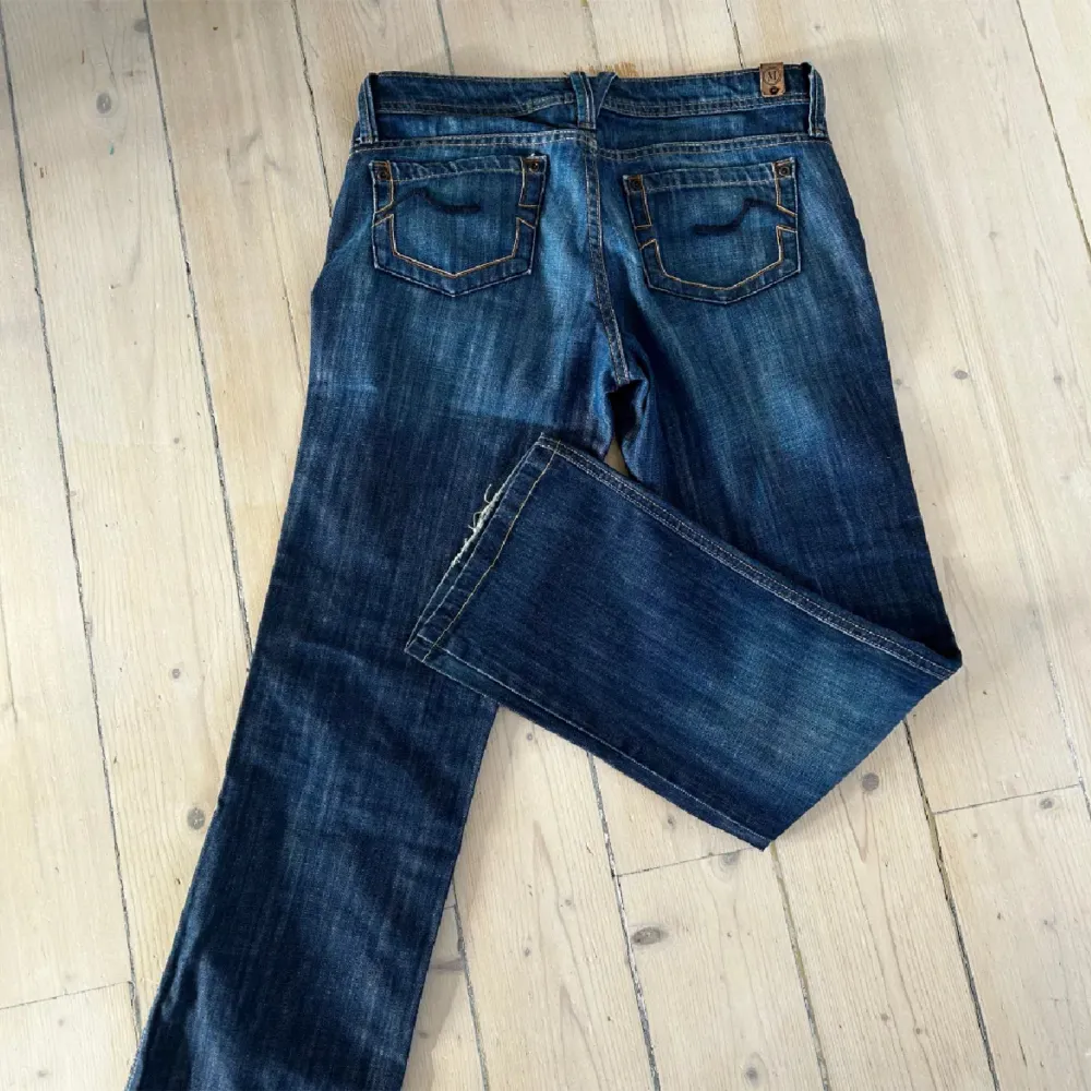 Ja Har inga bilder på!! Super snygga lågmidjade bootcut jeans som tyvärr ej passa mig därav säljer jag❤️  Mått: Midjemått: 38cm Ben från midja/gren/vidd nedtill: 94/74/21. Jeans & Byxor.