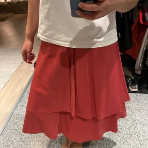 Satin volang kjol - Jättefin volang kjol i satin material 💖💓💕💘 Inget tecken på användning