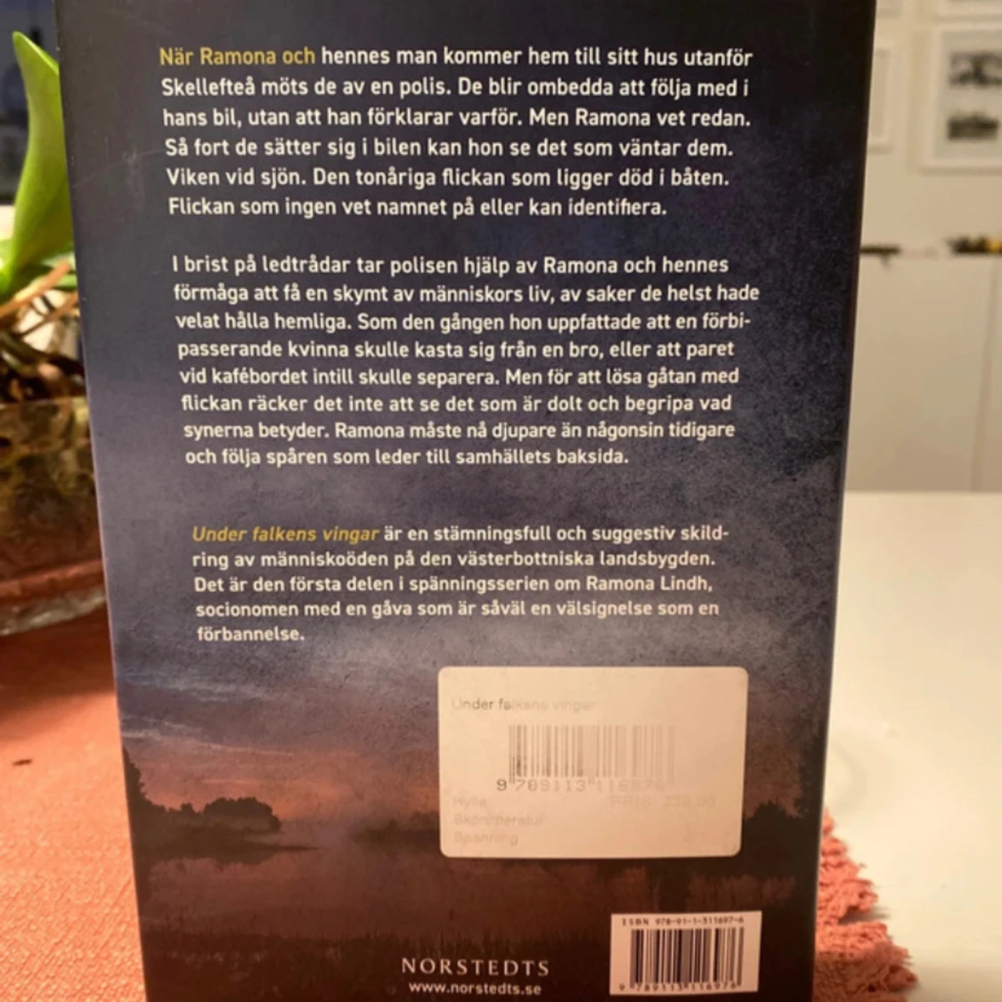 Anton Marklund Under falkens vingar. Nyskick  - 90