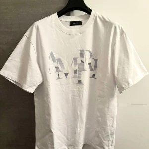 Amiri oversized T shirt - helt ny skick aldrig använd Oversized storlek M 