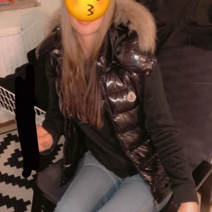 Moncler väst - Säljer min moncler väst ändast använd ett fåtal gånger, luvan går att ta av och sättta på, storlek 2 (som en s/m) kan tänka mig gå ner i pris vid snabb affär😊