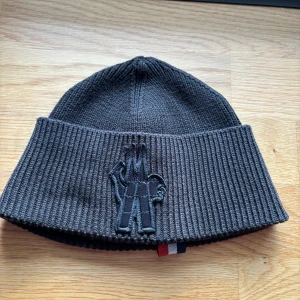 Moncler mössa - Säljer denna moncler mössa pga av att den bara ligger hemma och skräpar pris kan diskuteras, köparen står för frakt 