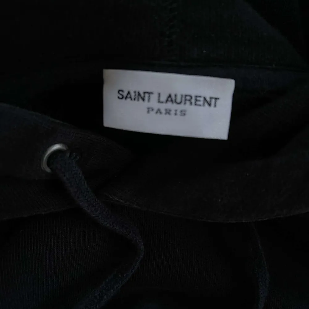 Saint Laurent hoodie i storlek S. Nyskick och inga defekter. Nypris ca 9000 kr. Sällsynt modell som är svår att få tag i!!! Äkthetsbevis finns.  Skriv vid funderingar. . Hoodies.