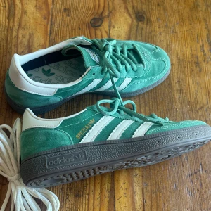Adidas Speziall  - Kikar intresse av dessa så så fina adidas Gazelle då de inte kommer till så mkt användning. Endast använda två gånger. Storlek 38. Oanvända extra snören följer med, + kartong. 