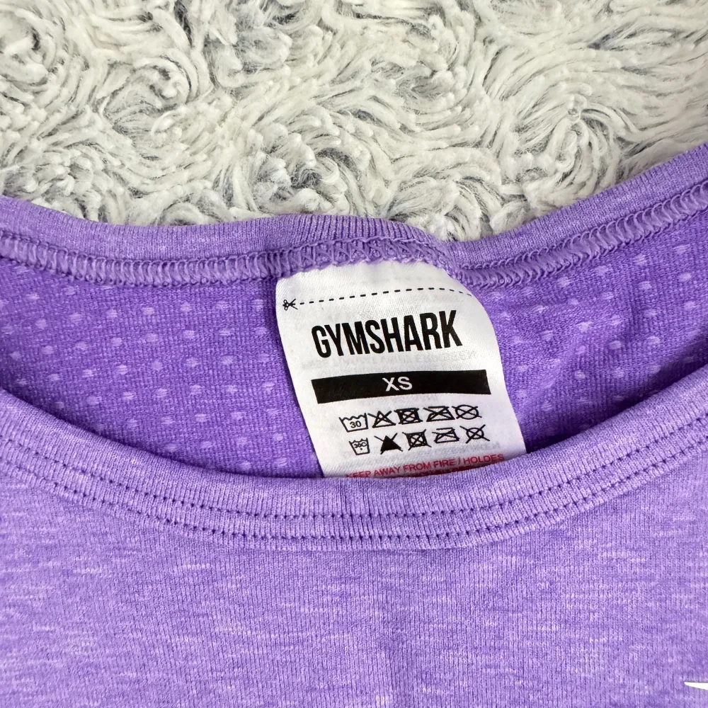 Gymshark tröja i härlig lila färg som endast har kommit till användning två ggr. Som ny! 🤍. Sport & träning.