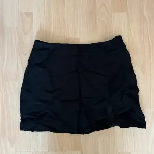 Fin kort kjol i linneblend med slits från H&M❤️🌸 Aldrig använd!