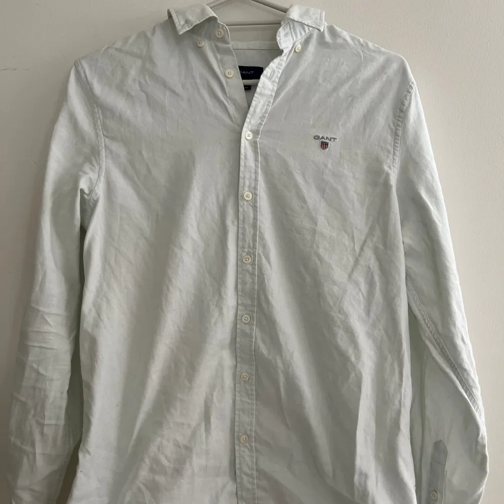 Hej, säljer nu en vit jättesnygg skön skjorta av Gant. Den är 158-164 cm. Jättebra skick och använd ett par gånger . Är ett bra val nu till sommaren. Hör av er vid minsta funderingar . Skjortor.
