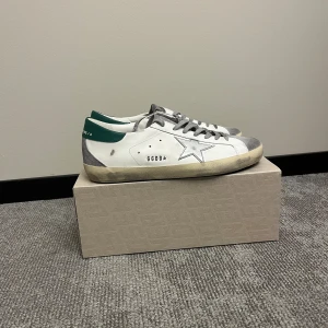 Golden Goose - Helt nya Golden Goose i storlek 40,41,42,43,44. Priset är inklusive FRAKT 