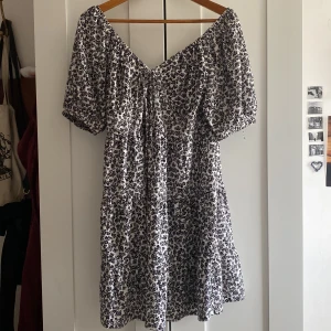 Klänning - Fin blommig klänning från bikbok, aldrig använd så den är i nyskick💗