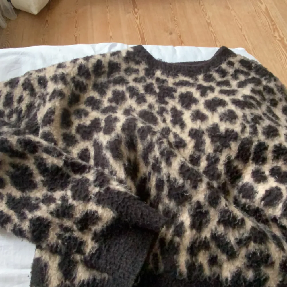 En jätte mysig stickad tröja med leopard mönster som har blivit väldigt trendigt🐆🌟. Stickat.