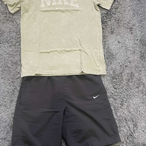 Tshirt-shorts  - Fräsch samt snygg Nike bundle till varmare väder! För 299 kr får du en Nike t-shirt som är oversized och går perfekt ihop med Nike shortsen! Både t-shirten och shortsen passar dig som bär S-M! Vid minsta fundering hör av er✔️